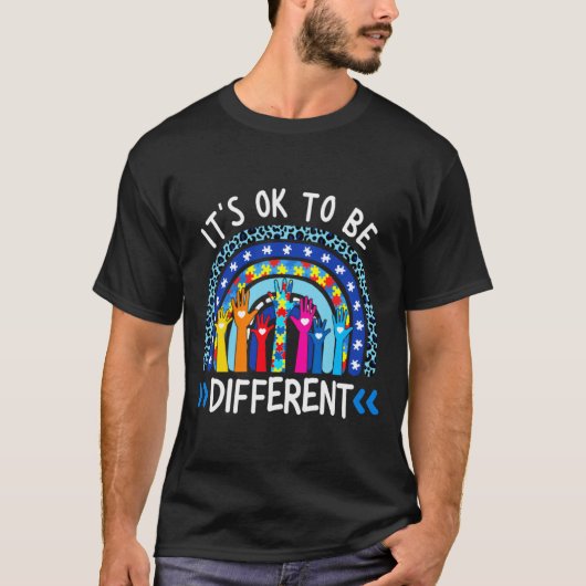 レインボーパズルピース 自閉症の啓発 違うことはＯＫ Tシャツ (正面)