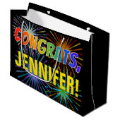 レインボーパターン「おめでとう」、名前をカスタムする、Fireworks ラージペーパーバッグ (正面アングル)