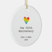 レインボーパーソナライズされたハートLGBT 5周年記念 セラミックオーナメント (右)