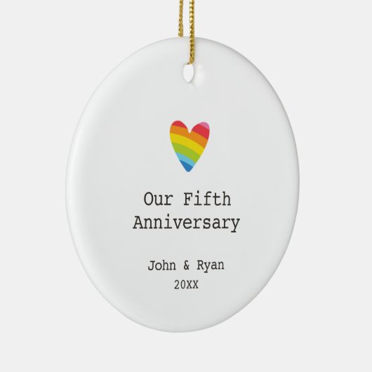 レインボーパーソナライズされたハートLGBT 5周年記念 セラミックオーナメント (右)