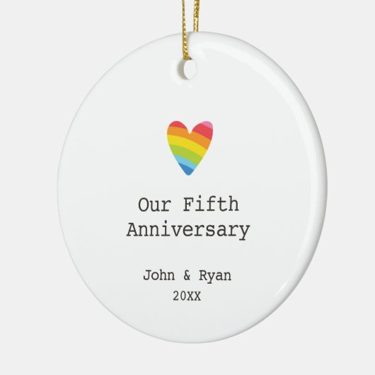 レインボーパーソナライズされたハートLGBT 5周年記念 セラミックオーナメント (左)