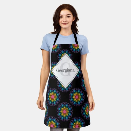 レインボーパーソナライズされたフローラ水玉模様マンダラ エプロン (着用した状態)