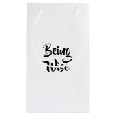 レインボーフェザー付き水彩幻想的フクロウ スモールペーパーバッグ (裏面)