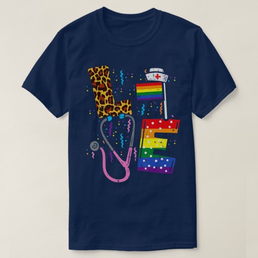 レインボーフラグラブナースRNスクラブトップLGBTプライドモ Tシャツ (デザイン正面)