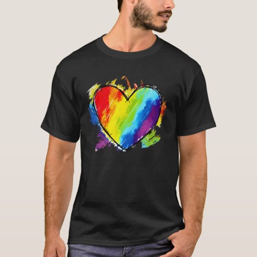 レインボーフラッグカラーハートLGBTQ+レズビアンゲイPrid Tシャツ (正面)