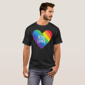レインボープライドゲイクリスチャンLGBTQ+イエス・ラブズ Tシャツ (正面フル)
