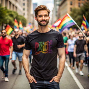レインボープライドタイポグラフィはっきりした- LGBTQ+ステートメント Tシャツ
