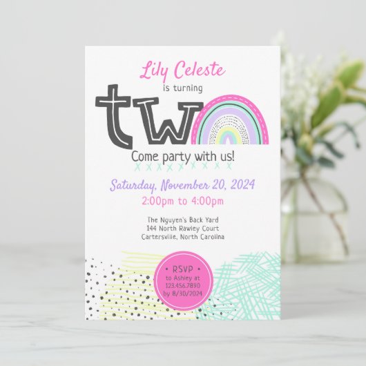 レインボーベビーガール2nd誕生日かわいいドードル写真 招待状 (スタンド正面)