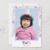 レインボーベビーガール2nd誕生日かわいいドードル写真 招待状 (裏面)