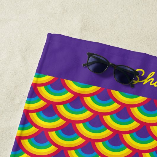 レインボーマーメイドスケール名前をカスタムする ビーチタオル (インサイチュ)