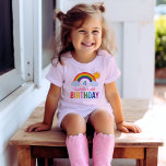 レインボーモダンスカイガールズカスタムバースデーパーティー Tシャツ<br><div class="desc">明るく陽気な子供の誕生日のシャツは、虹/雲と太陽と虹のテーマデザインの上に特色を持つ。レインボーカラーには、赤、オレンジ、黄、ピンク、緑、ティール（緑がかった色）、青、紫が含まれる。</div>