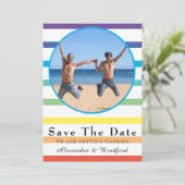 レインボーモダンストライプゲイウェディング日付を保存 案内状 (スタンド正面)