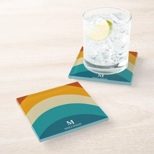レインボーモノグラム名前をカスタムするレトロサンセットストライプ ガラスコースター (アングル)