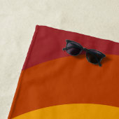 レインボーモノグラム名前をカスタムするレトロサンセットストライプ ビーチタオル (インサイチュ)