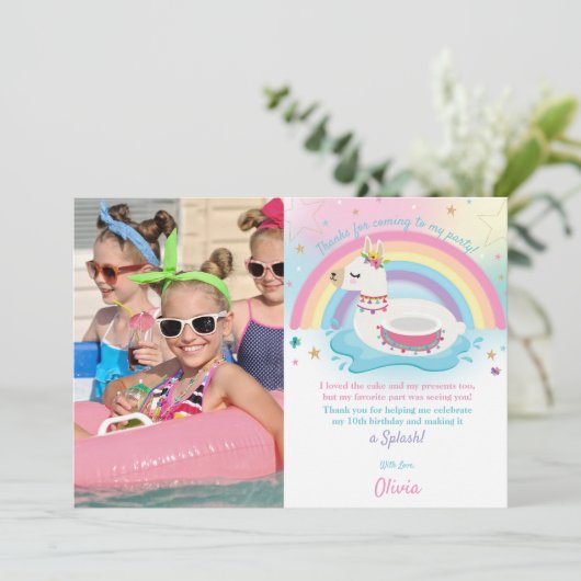 レインボーラマおもしろいプールパーティー誕生日ガールフォト サンキューカード (スタンド正面)