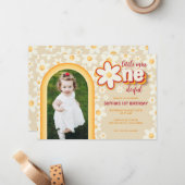 レインボーレトロデイジーファースト誕生日フォト招待状 ノートカード (正面/裏面インサイチュ)