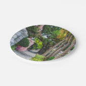 レインボー列に沿って歩く ペーパープレート (アングル)