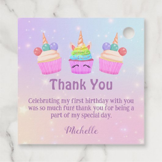 レインボー感謝していカップケーキユー女の子1歳の誕生日シック フェイバータグ (裏面)