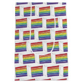 レインボー結婚ズケーキスライス紫ハートLGBTゲイ ミディアムペーパーバッグ (裏面)