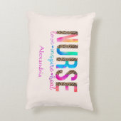 レインボー色インスパイアの「ナース – 愛、癒し」 アクセントクッション (裏面(縦))