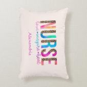 レインボー色インスパイアの「ナース – 愛、癒し」 アクセントクッション (正面(垂直))