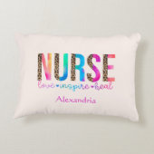 レインボー色インスパイアの「ナース – 愛、癒し」 アクセントクッション (裏面)