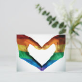 レインボー色彩の鮮やかハートとしての手 ポストカード (スタンド正面)
