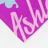 レインボー蝶名前をカスタムするアシュリーパープル フリースブランケット (角)