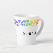 レインボー蝶縁どパーソナライズされたラテマグ カフェラテマグ (右アングル)