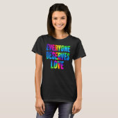 レインボー誰もが愛に値するLGBTQ誇りを持った月 Tシャツ (正面フル)