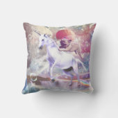 レインボー銀河系パグ宇宙でユニコーンに乗る。 クッション (裏面)