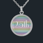 レインボー25結婚周年記念 スターリングシルバーネックレス<br><div class="desc">25日の記念モダン日の数ストライプの値を表す、チックな虹の模様で結婚、白い文字に灰色のドロップシャドウが付いています。</div>