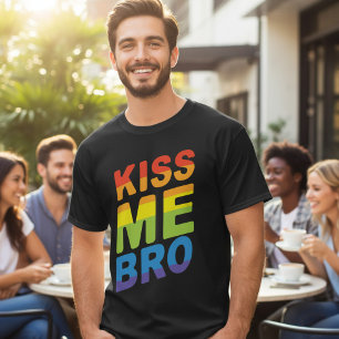 レインボー・キスミー・ブロ LGBTプライド・タイポグラフィ Tシャツ