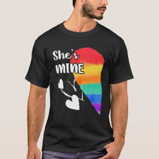 レインボーLGBTハート彼女はカップルのための私のゲイレズ Tシャツ