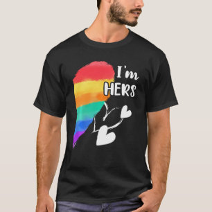 レインボーLgbtハート私はカップルのための彼女のゲイレスビア Tシャツ