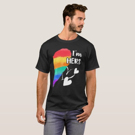 レインボーLgbtハート私はカップルのための彼女のゲイレスビア Tシャツ (正面フル)