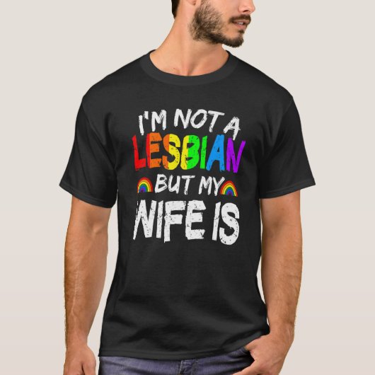 レインボーLGBT私はレズビアンじゃないけど妻は可愛い Tシャツ (正面)
