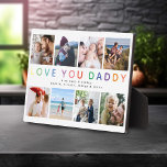 レインボー'LOVE YOU DADDY'フォトコラージュキープサケ フォトプラーク<br><div class="desc">パパのための特別な記念写真コラージュのプラークを独自に作成。デザインは虹のタイポグラフィレタリングモダン「LOVE YOU DADDY」で選んだ8つの正方形の写真を掲載し、可愛いメッセージと名前/sでパーソナライズする。</div>