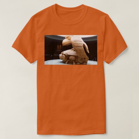 レイヴンとファーストの男 Tシャツ (デザイン正面)