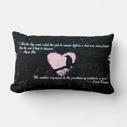 レイヴンのダークラブ白熱［赤熱］光を放つハートと引用文 ランバークッション (正面)