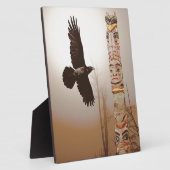 レイヴン飛んでいる&トーテムポールファンタジーアート フォトプラーク (側面)