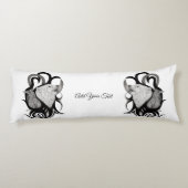 レイヴン・トライバル・アートを持つホワイトウルフ ボディピロー (裏面)