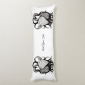 レイヴン・トライバル・アートを持つホワイトウルフ ボディピロー (裏面 (縦))