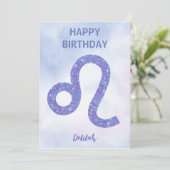 レオかわいらしサインパーソナライズされたパープルハッピーバースデー カード (スタンド正面)