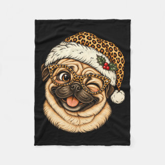 レオパード柄のサンタ帽をかぶったパグのクリスマスデザイン フリースブランケット