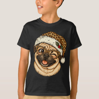 レオパード柄のサンタ帽をかぶったパグのクリスマスデザイン Tシャツ