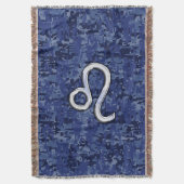 レオ〔占星術の〕十二宮図サインオンブルーデジタルカモフラージュ スローブランケット (正面縦)