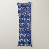 レオ〔占星術の〕十二宮図サインオンブルーデジタルカモフラージュ ボディピロー (正面縦)