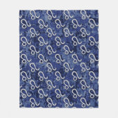 レオ〔占星術の〕十二宮図シンボルオンネイビーブルーデジタルカモフラージュ フリースブランケット (正面)