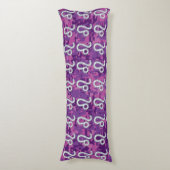 レオ〔占星術の〕十二宮図シンボルオンピンク明るい赤紫色デジタル迷彩柄 ボディピロー (正面縦)